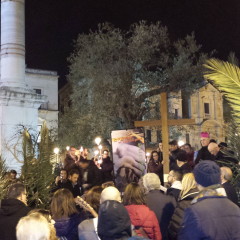 Via Crucis diocesana per le vie di Lecce:”Usiamo l’unguento dell’amore”